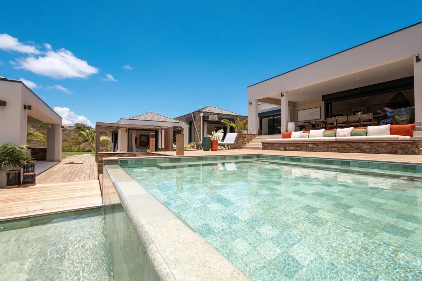 The pool, the pavilion and the villa