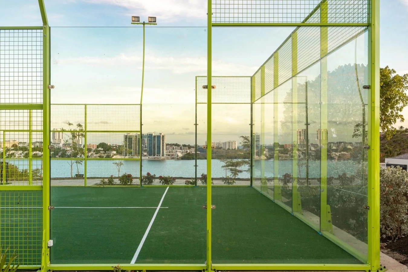 The padel court facing the lagoon